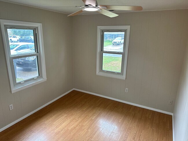 Building Photo - Available June 1st! 4-Bedroom, 1-Full Bath...