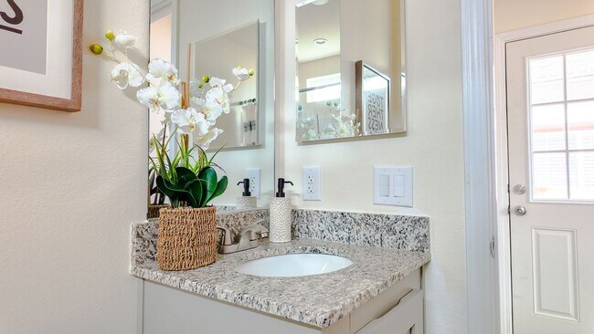 Building Photo - Newer West Sac Home