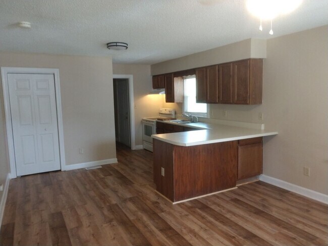 Building Photo - Cute 2 Bedroom Ranch!! Great deck and yard!