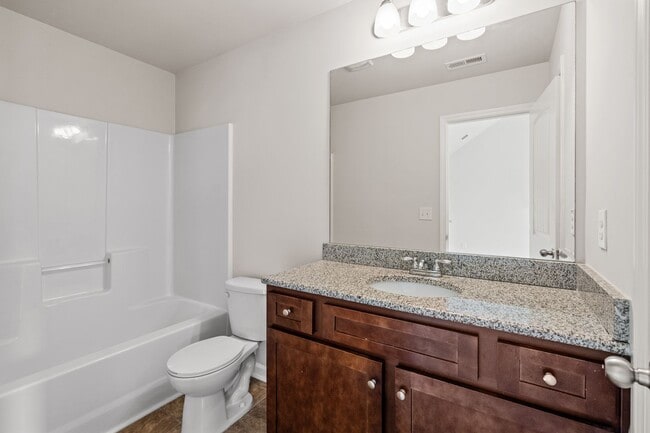 Building Photo - 3 Bedroom Townhome in Jonesboro!