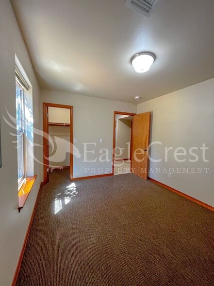 Building Photo - Large 6-Bedroom Whitman Neighborhood House; *Half Off 2nd Month Rent*