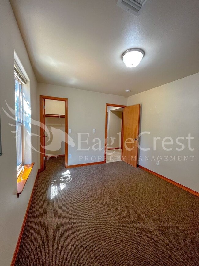 Building Photo - Large 6-Bedroom Whitman Neighborhood House; *Half Off 2nd Month Rent*