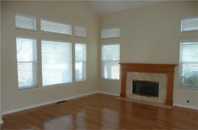 Building Photo - 3 Bedroom Home in NW Santa Rosa