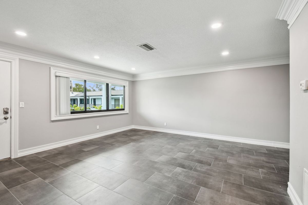 Building Photo - 2942 W Bay Dr