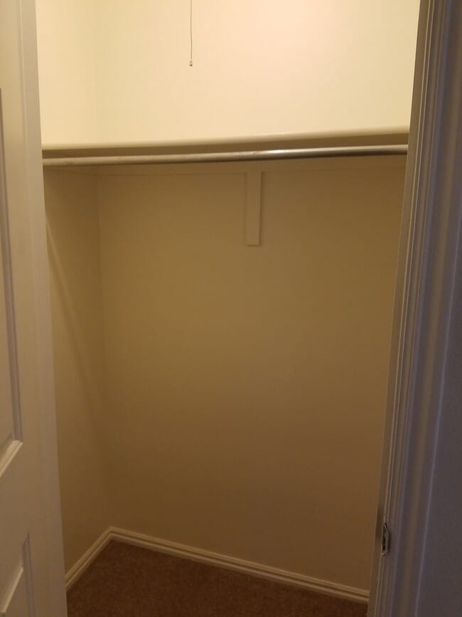 Building Photo - 3 Bed/2 Bath End Unit