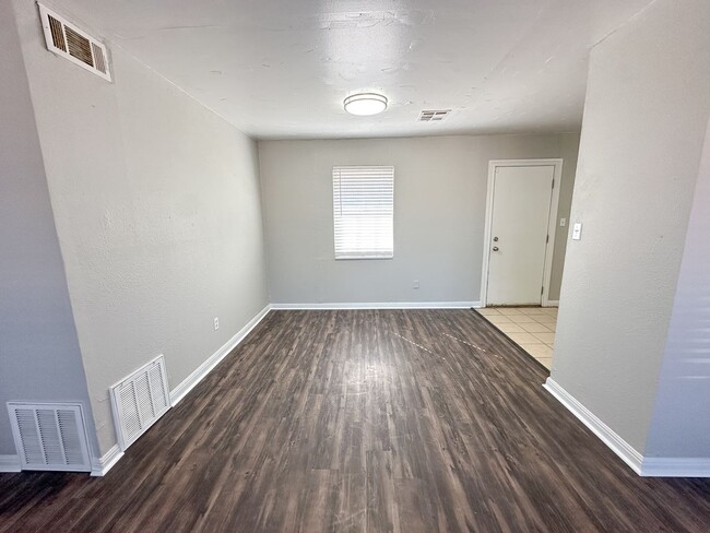 Building Photo - Move in ready - 3 Bed - 1 Bath!