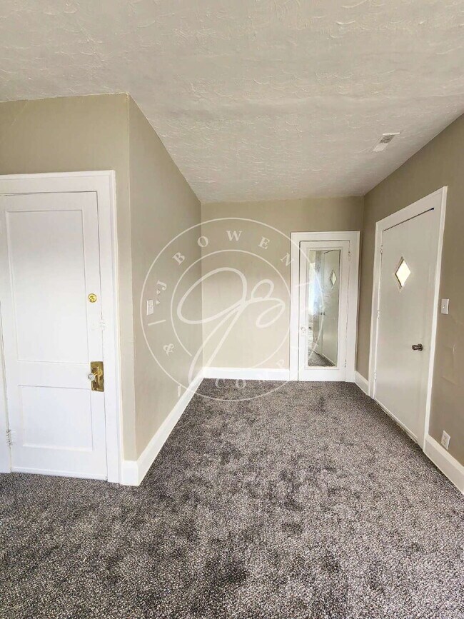 Building Photo - 2 bedroom Upper unit- over 1200 sq feet! Private enclosed porch! Water included!