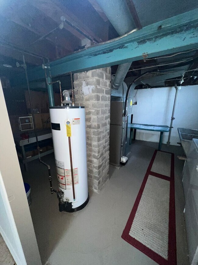 Building Photo - Struthers , 3 bedroom home with full basement and garage.