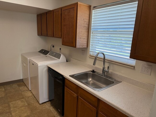 Building Photo - Stylish & Convenient 1-Bedroom Condo in Prime Location!!