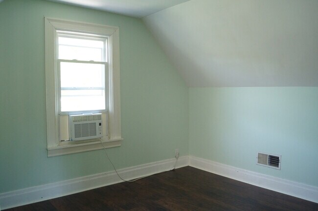 Extra Room (3rd Floor) - 4234 Lydia St