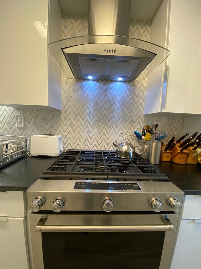 Building Photo - 7 Hughes Pl