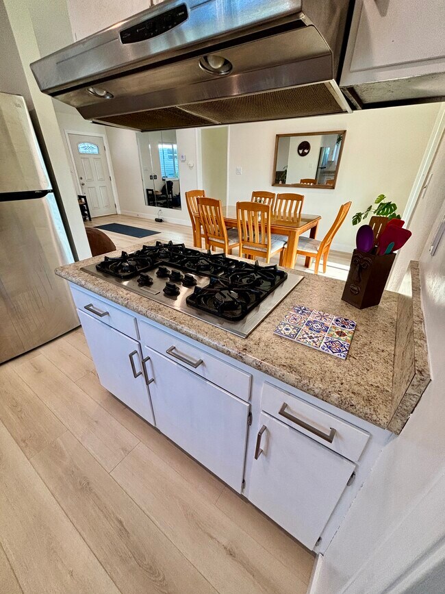 Building Photo - 1333 Currant Ave