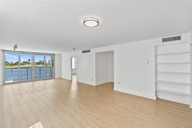 Building Photo - 9250 W Bay Harbor Dr