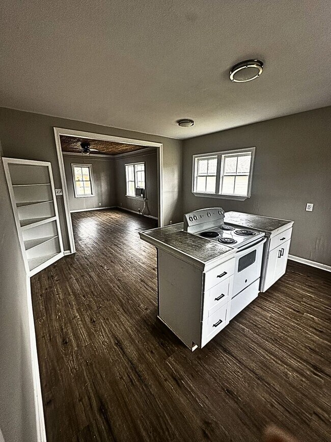 Building Photo - Charming Home