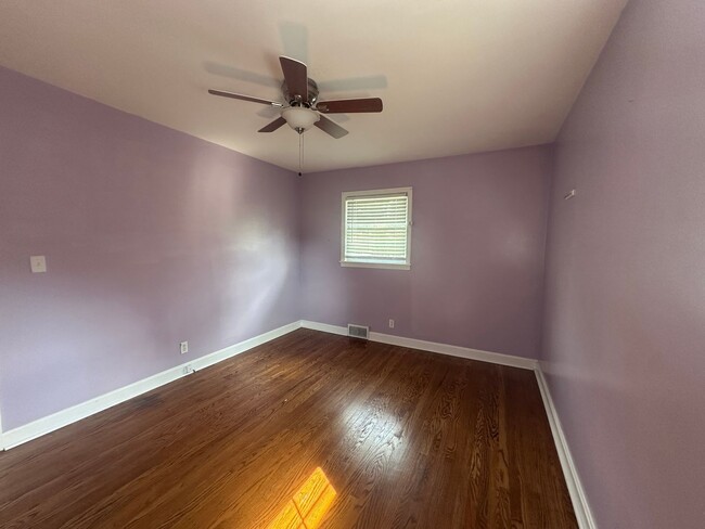 Building Photo - Hikes Point 3+ bedroom home with finished basement and garage