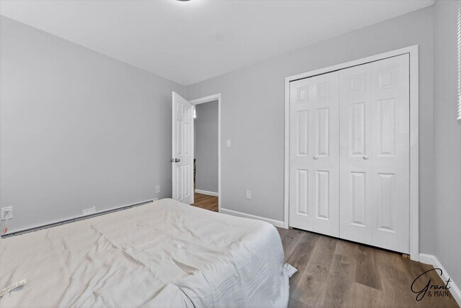 Building Photo - $995 - $1200 - Spacious 1 bedroom Apartments