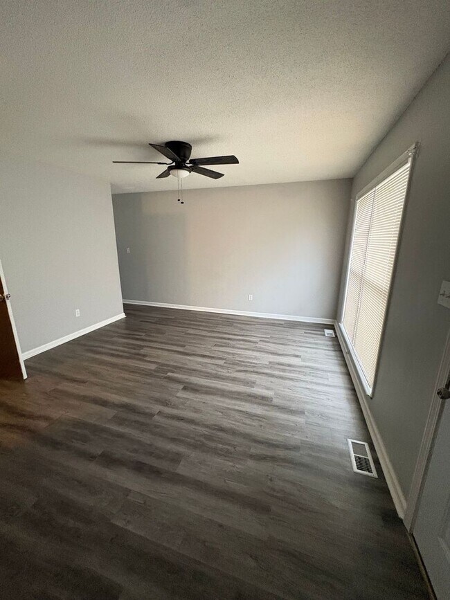 Building Photo - Spacious 2-Bed Duplex with Bonus Kitchen Storage