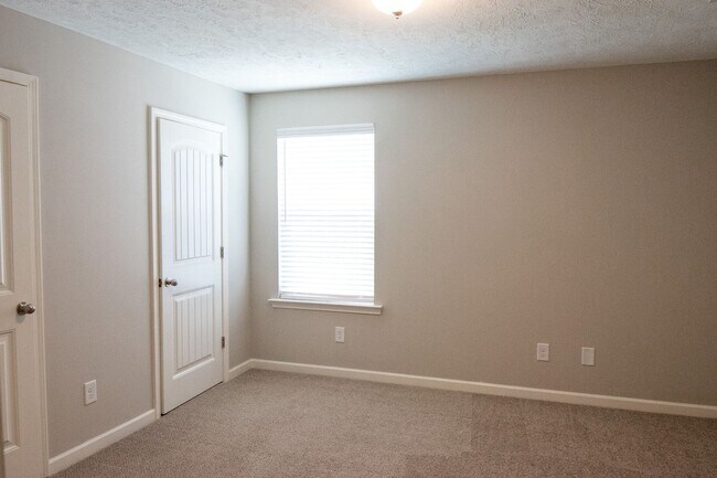 Building Photo - Fantastic, end-unit townhome in desirable Shelton Crossing!