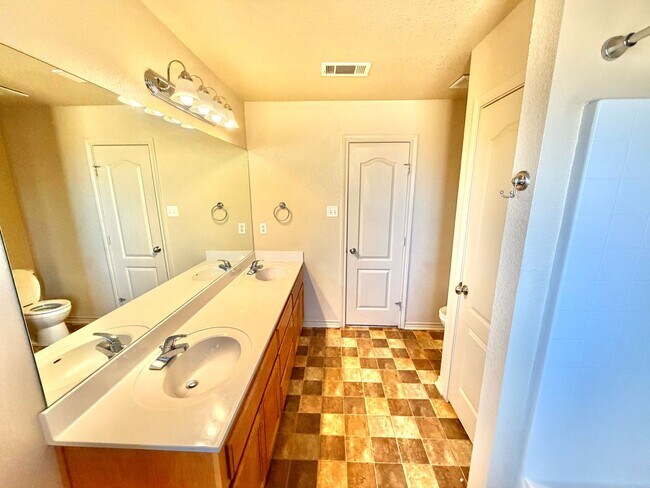 Building Photo - 2415 Isabelle Dr