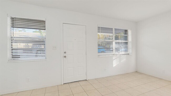 Building Photo - 709 SE 15th St