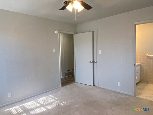 Building Photo - 706 Forest Dr