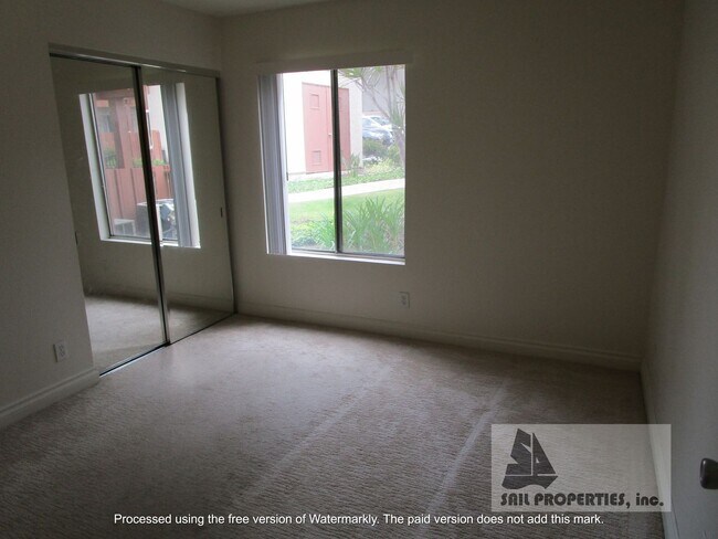Building Photo - 2 Bedroom Condo for Lease in Desirable Long Beach Community