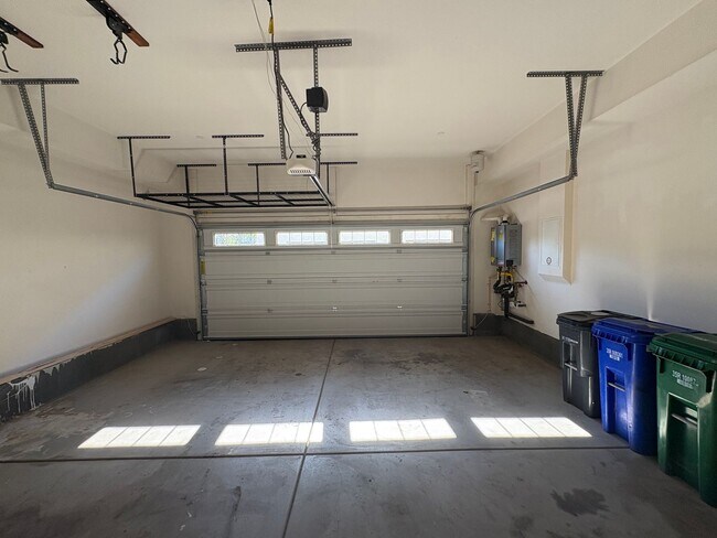 Building Photo - Spacious 3-Bedroom Townhome with Garage and Solar