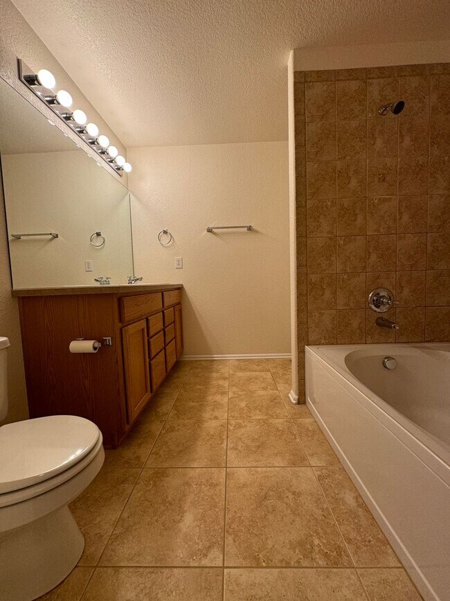 Building Photo - Wonderful Townhome in Harvest Park Southeast Ft. Collins