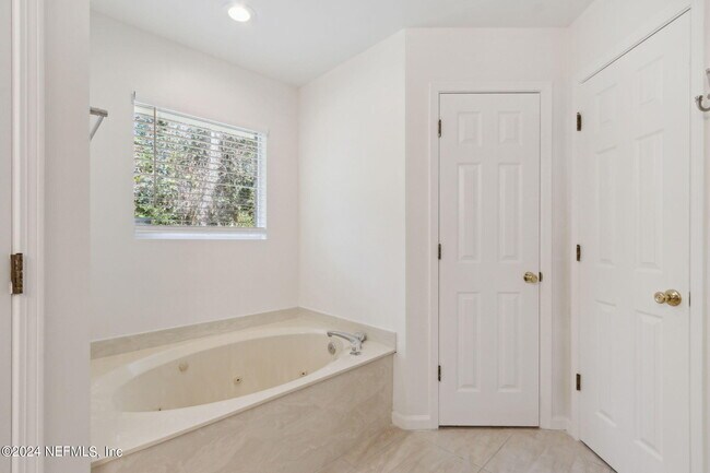 Building Photo - 1181 Westwood Dr