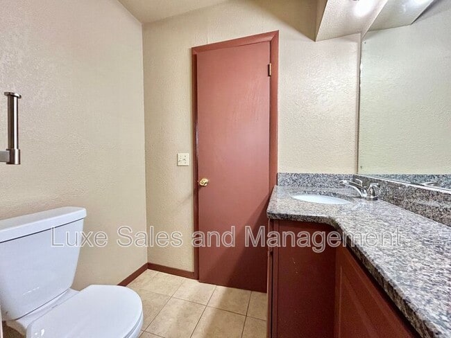 Building Photo - 605 Moraine Ave