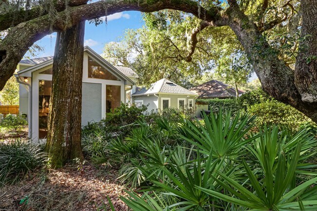 Building Photo - Walk to the beach from this Amelia Island ...