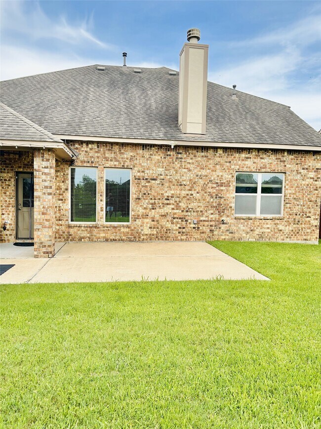 Building Photo - 4423 Fenetre Forest St
