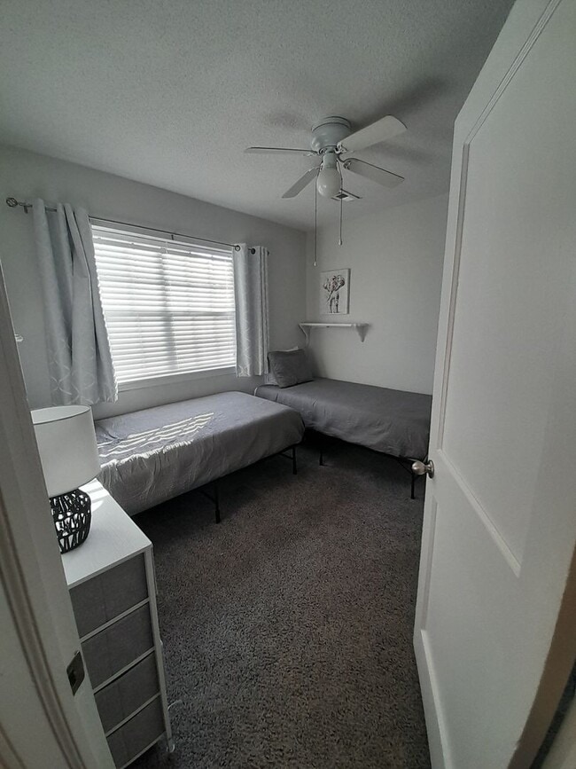 Building Photo - 2 bedroom 2 bath furnished condo $1,500 pe...