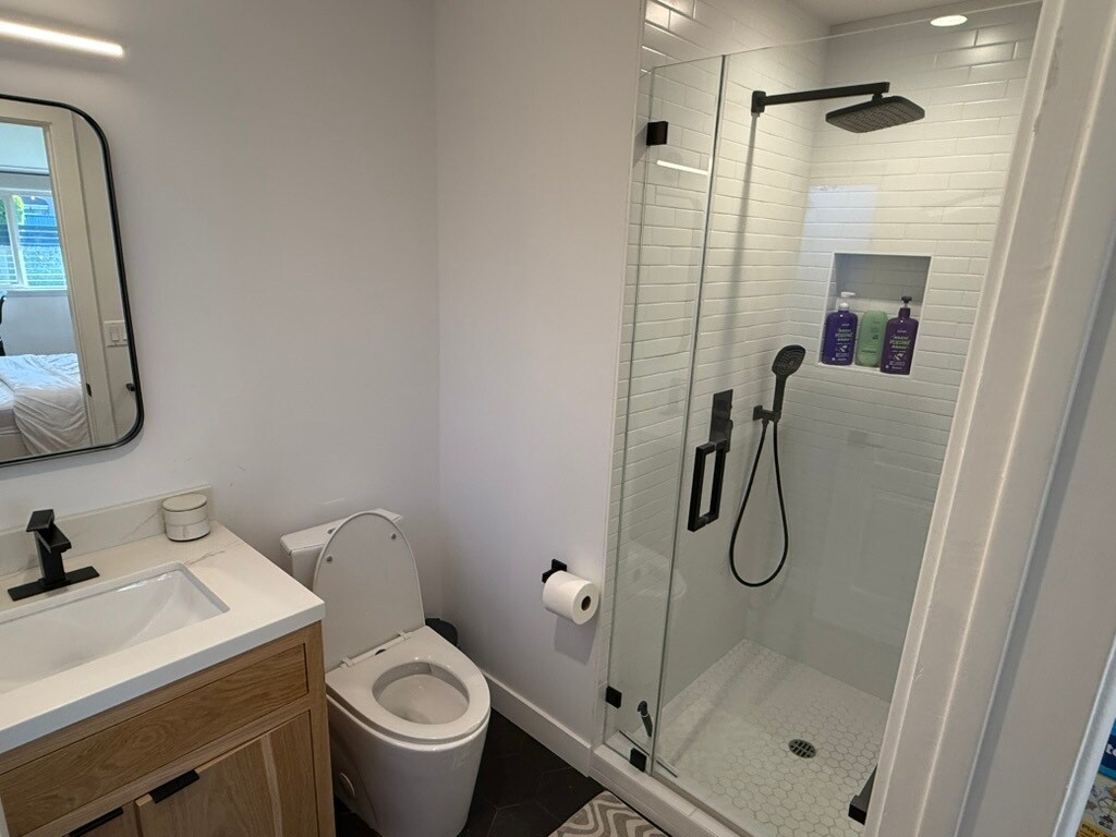en-suite bathroom in bedroom #2 - 5208 Woodman Ave