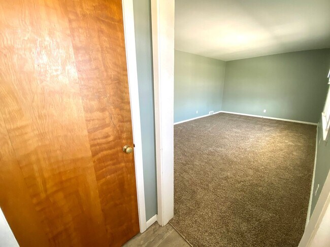 Building Photo - Gorgeous 5 Bed, 2 Bath House Near Concordia and MSUM!