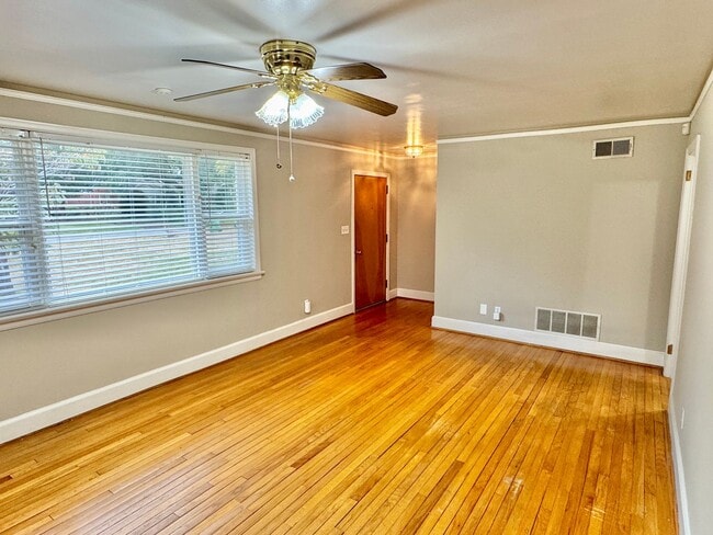 Building Photo - Charming 3 Bedroom / 1 Bath Home with Orig...