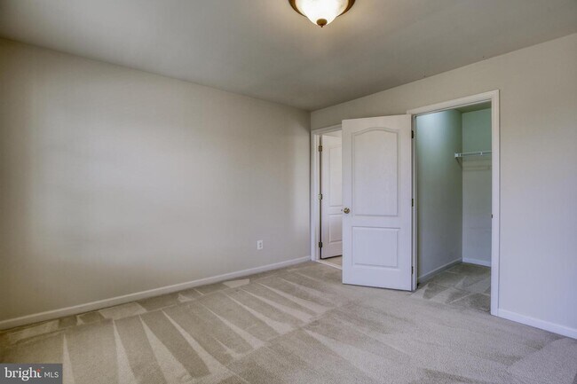 Building Photo - 1001 Meadow Ct