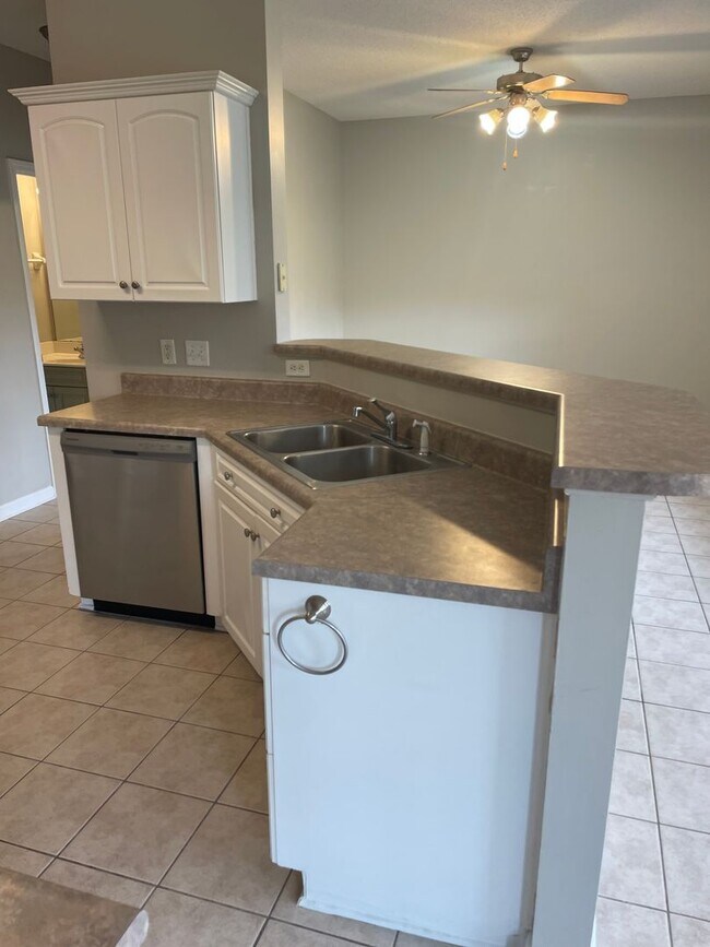 Building Photo - 4BR w/ Fenced Backyard + Garage in Lakeland