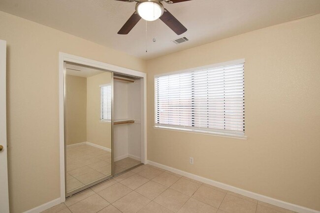 Building Photo - 4 bedroom in NW Modesto near shopping, Kai...