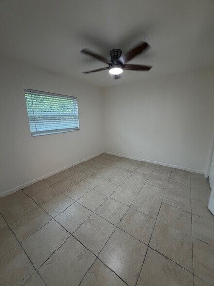 Building Photo - 500 NW 8th Ct