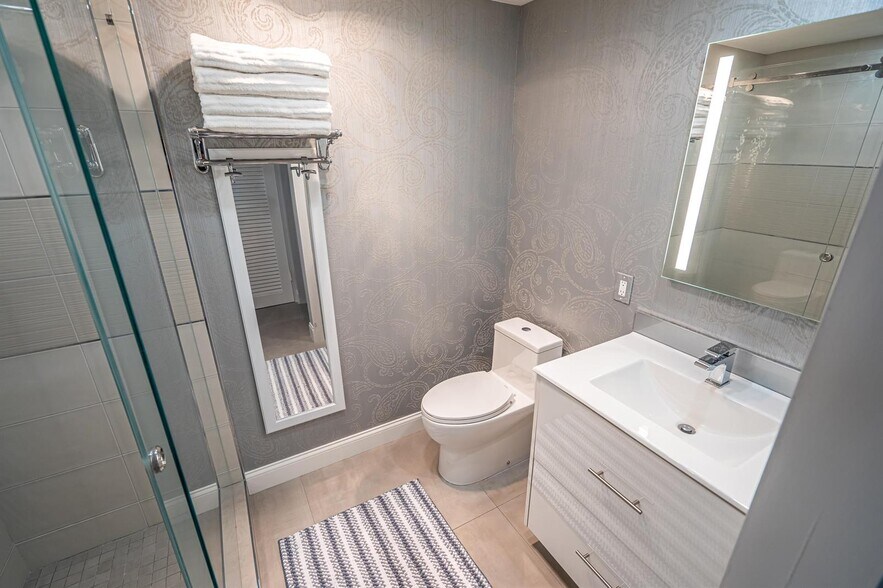 Building Photo - 100 Venetian Dr