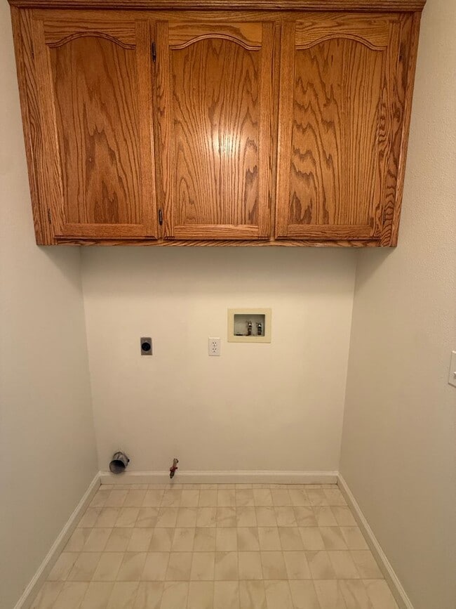 Building Photo - Rolling Hills Single Story Home Includes All Basic Utilities