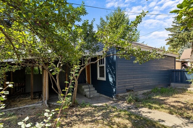 Building Photo - Inviting 3 Bed, 1 Bath Home in Roslyn, Whe...