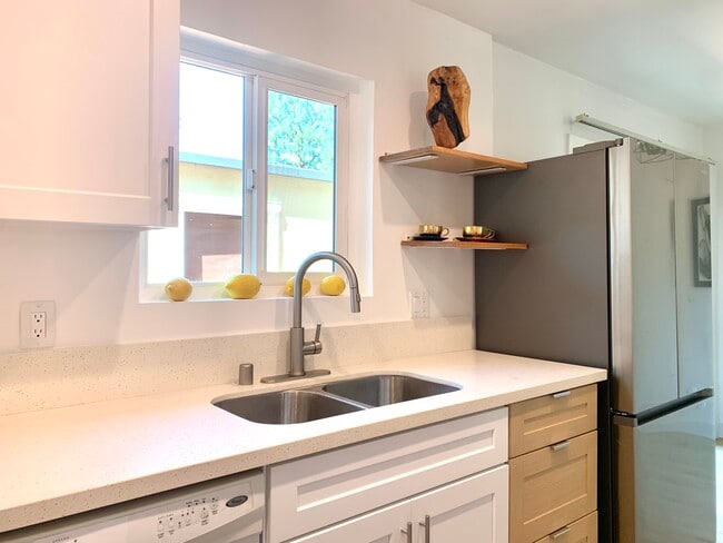 Double stainless steel sink - 11138 Aqua Vista St