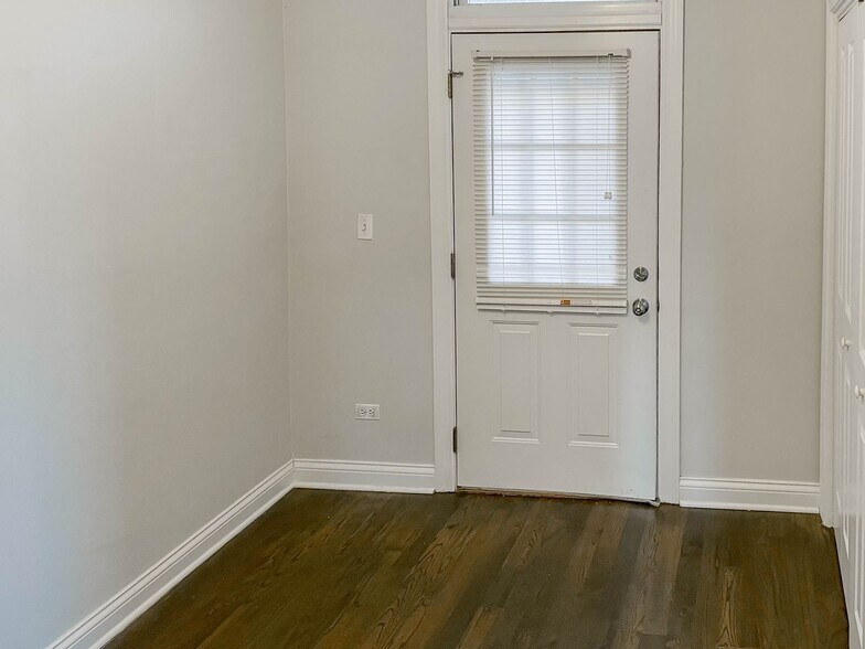 Building Photo - 3852 N Southport Ave