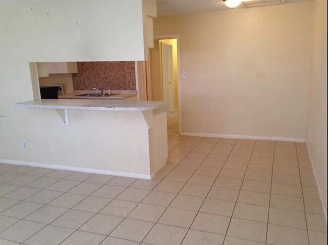 Building Photo - 208 NW River Rd