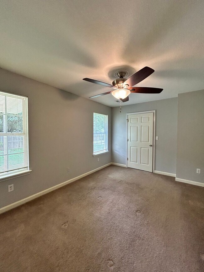 Building Photo - Charming 2 Bed, 1 Bath, 1 Car Garage, Covered Patio in Private Neighborhood!