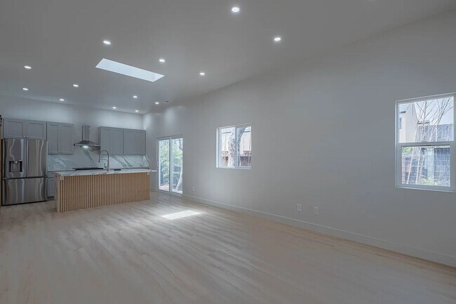 Building Photo - 987 Harcourt Ave