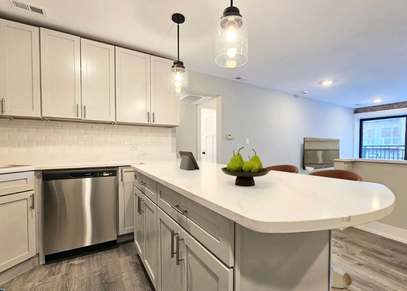 Building Photo - 1223 N La Salle Dr