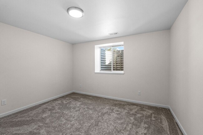 Building Photo - Colbert WA Rancher with Full basement for RENT!